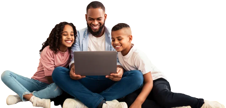 Família utilizando notebook